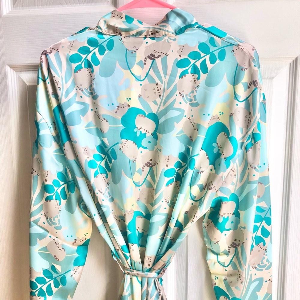 Pusheen Silk Robe - Picture 5 of 9